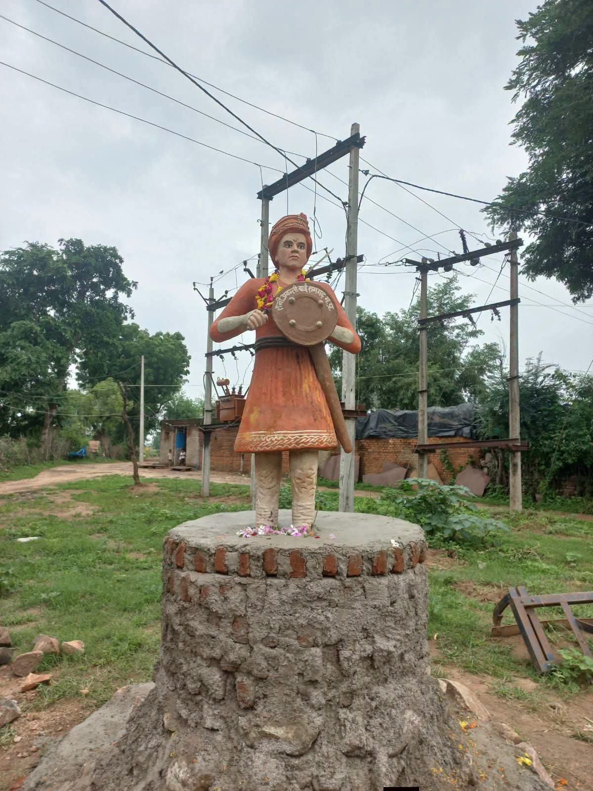 पिछोर में फिर रखी गई वीरांगना रानी अवंती बाई की प्रतिमा, विधायक की चेतावनी के बाद भी नहीं थमा बिना अनुमति स्थापना का सिलसिला