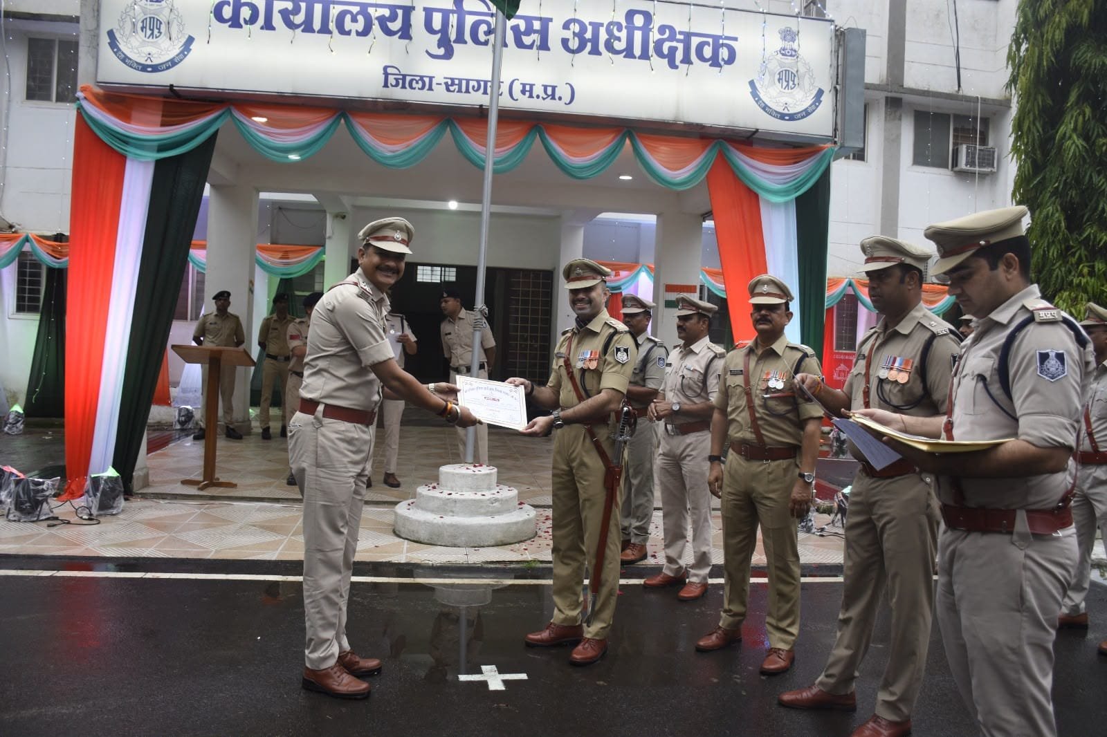 स्वतंत्रता दिवस पर सागर पुलिस के उत्कृष्ट अधिकारी-कर्मचारी सम्मानित, एसपी अनुराग सुजानिया ने दिए प्रशस्ति पत्र