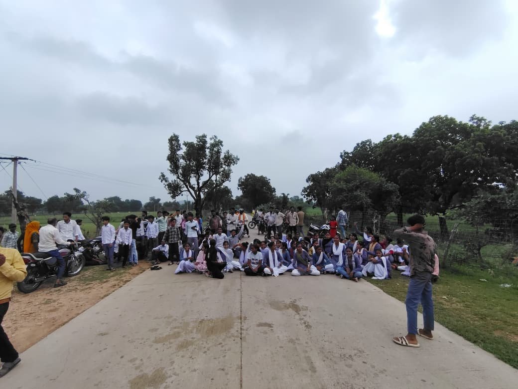 शिक्षक के तबादले के विरोध में छात्रों का चक्का जाम, बनयानी में लगातार जारी है विरोध प्रदर्शन