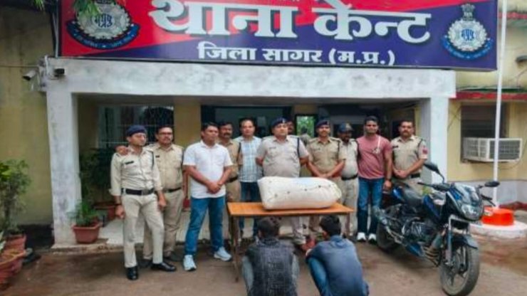 सागर में 20 किलो गांजे के साथ दो तस्कर गिरफ्तार, बाइक भी जब्त