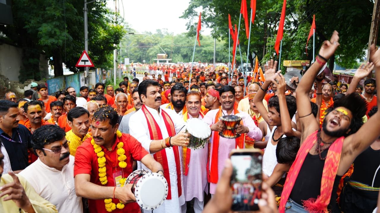 सागर: सनातन आस्था का संदेश लेकर निकली कांवड़ यात्रा, मंत्री राजपूत ने किया स्वागत