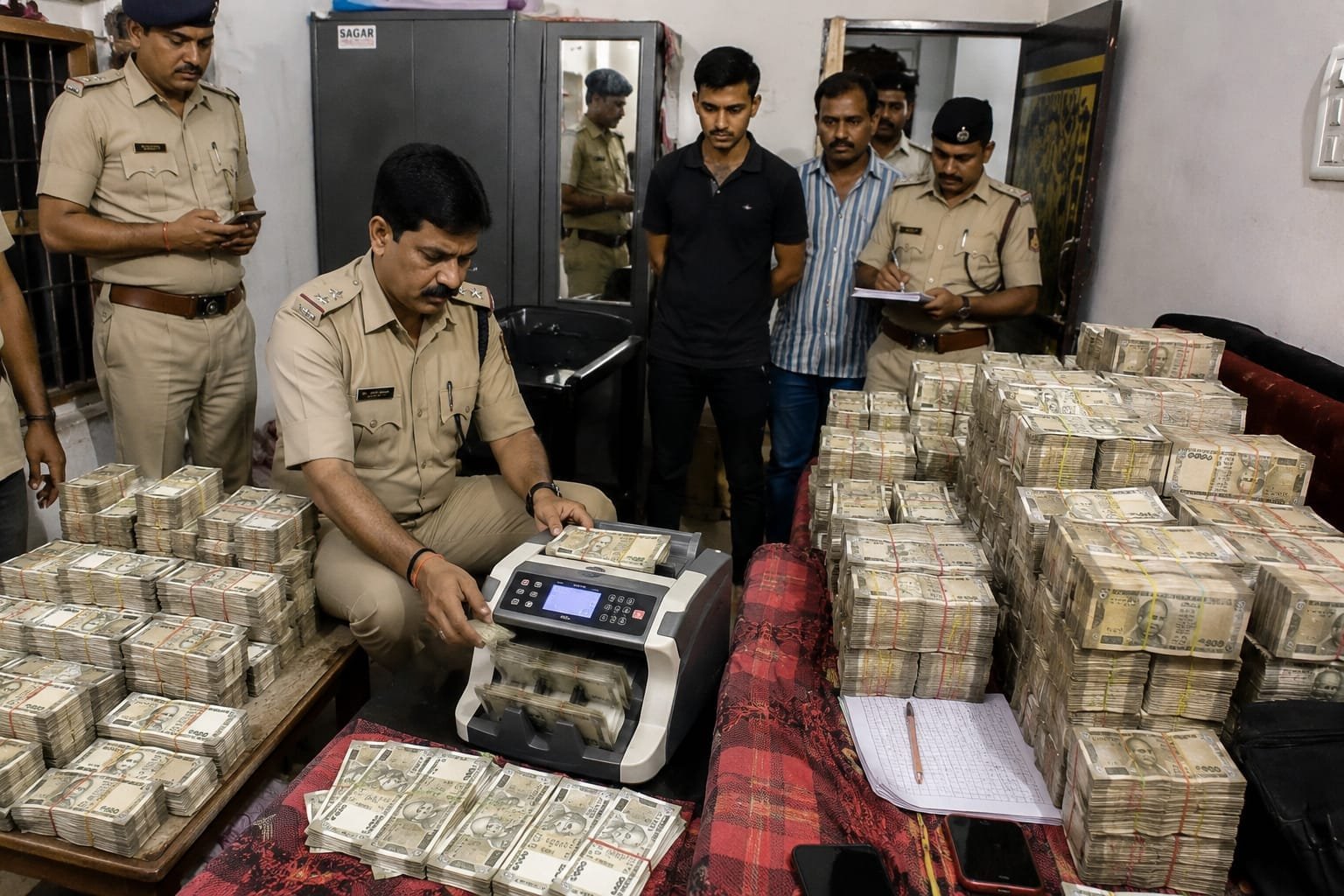 सागर में बंदूक की तलाश में मिली ₹3 करोड़ की नकदी, पुलिस हैरान
