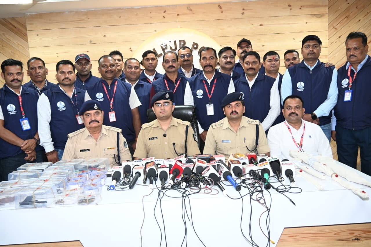 जबलपुर में हत्या के मामले का फरार इनामी आरोपी गिरफ्तार, भारी मात्रा में हथियार जब्त