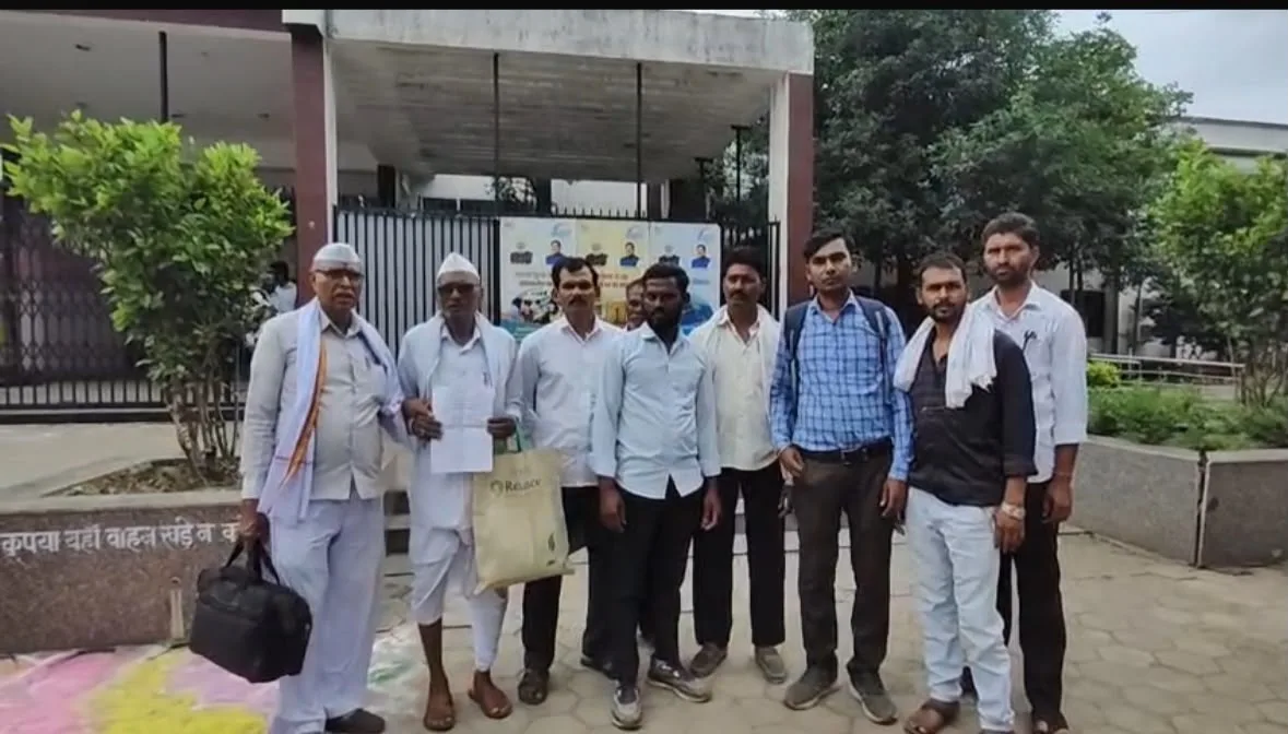 केला फसल की क्षतिपूर्ति राशि नहीं मिली, कलेक्टर से गुहार लगाने पहुंचे किसान