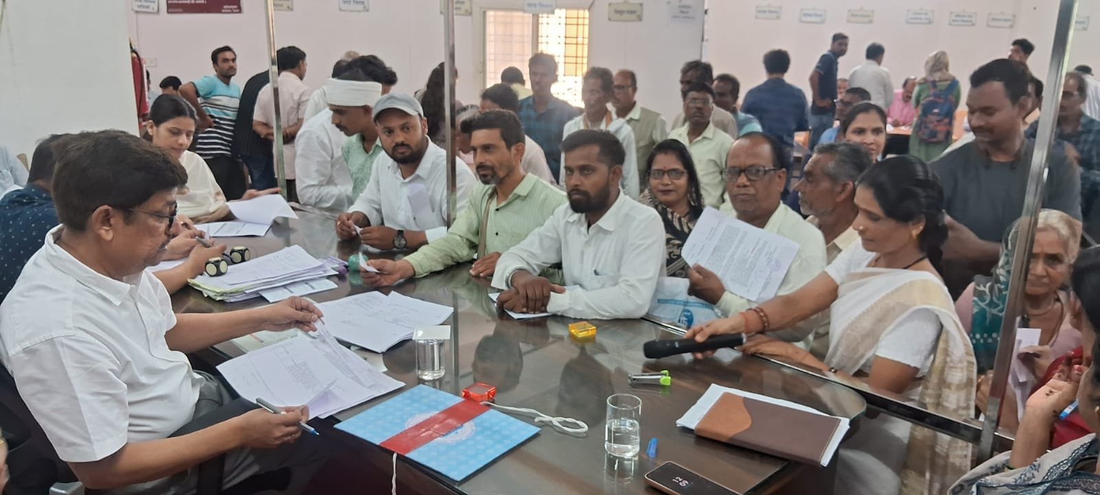 सागर में जनसुनवाई के दौरान 210 आवेदकों की समस्याएं सुनीं, अधिकारियों को त्वरित निराकरण के निर्देश
