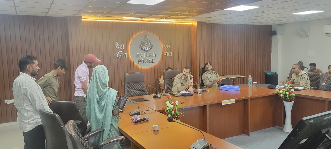 रतलाम पुलिस की जनसुनवाई में 38 आवेदकों की शिकायतें सुनीं, एसपी ने त्वरित निराकरण के दिए निर्देश