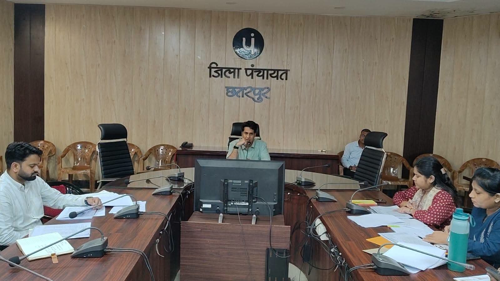 कलेक्टर मृणाल मीना ने निकायों की समीक्षा की, कचरा प्रबंधन और स्वच्छता व्यवस्था दुरुस्त करने के निर्देश