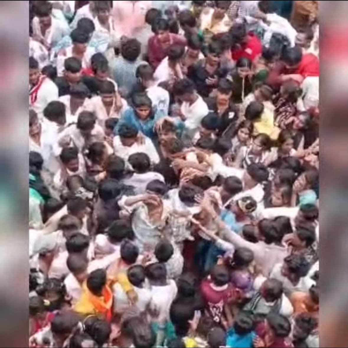 असीरगढ़ किले में भीड़ के बीच मारपीट, अफरा तफरी से सुरक्षा व्यवस्था पर सवाल