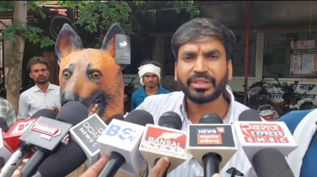 खंडवा में अनोखा विरोध: युवक को डॉग की वेशभूषा पहनाकर जनसुनवाई में पहुंचे नेता प्रतिपक्ष