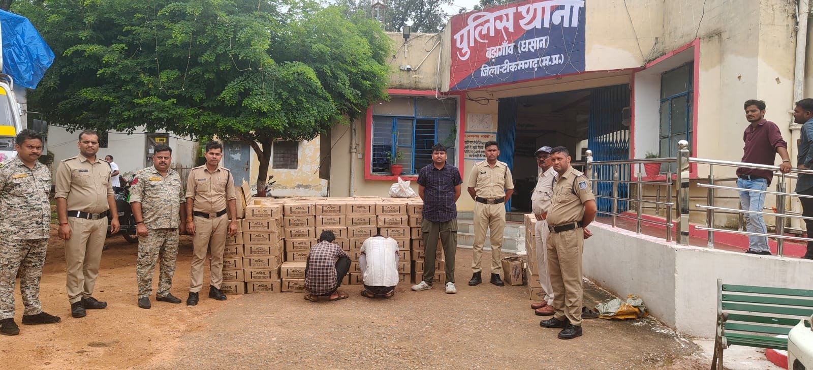 टीकमगढ़ में 13.75 लाख की अवैध शराब जब्त, 15 लाख का ट्रक भी पकड़ा