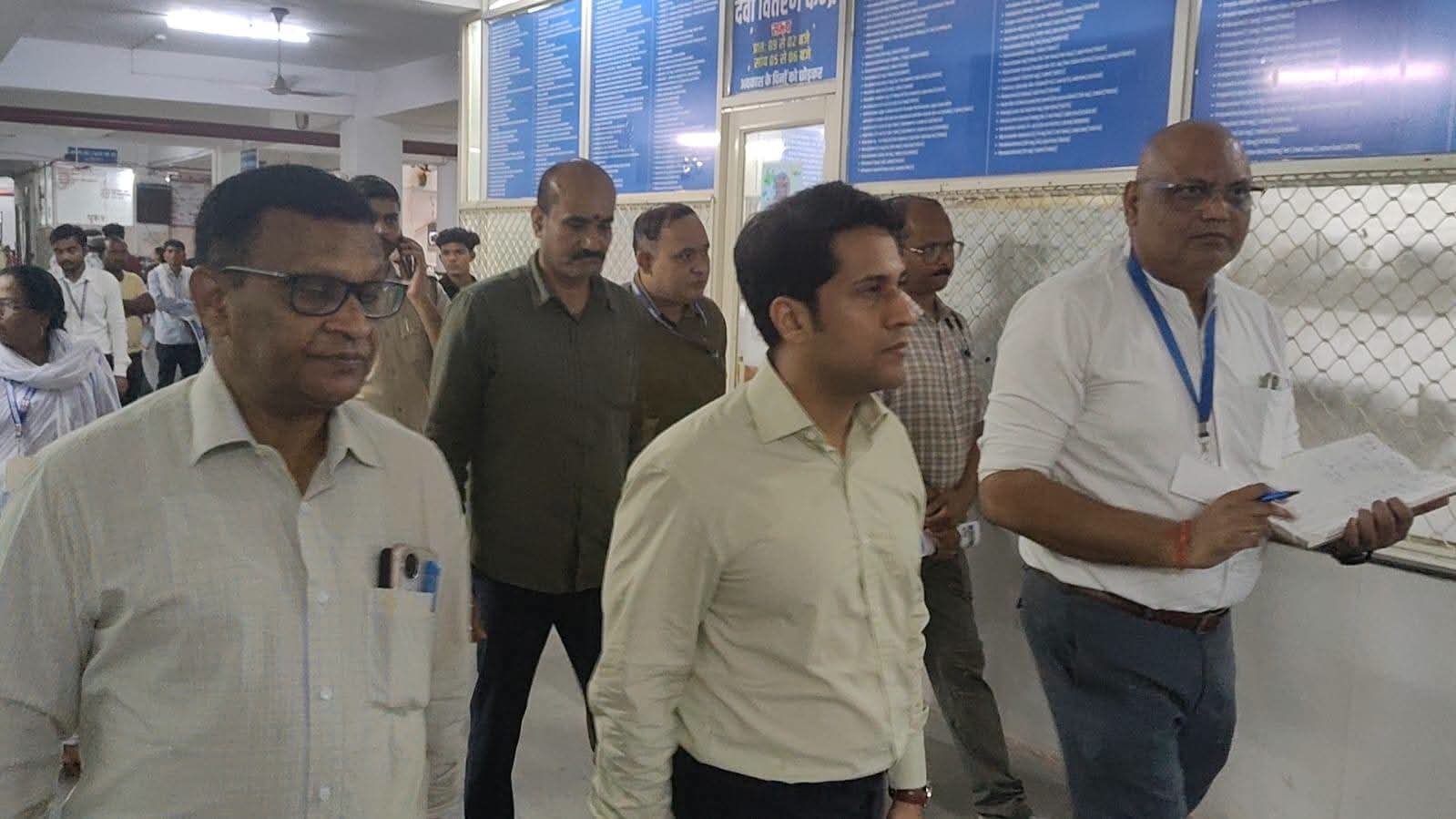 जिला अस्पताल में औचक निरीक्षण पर पहुंचे कलेक्टर मृणाल मीना, गंदगी और अव्यवस्था पर जताई नाराजगी