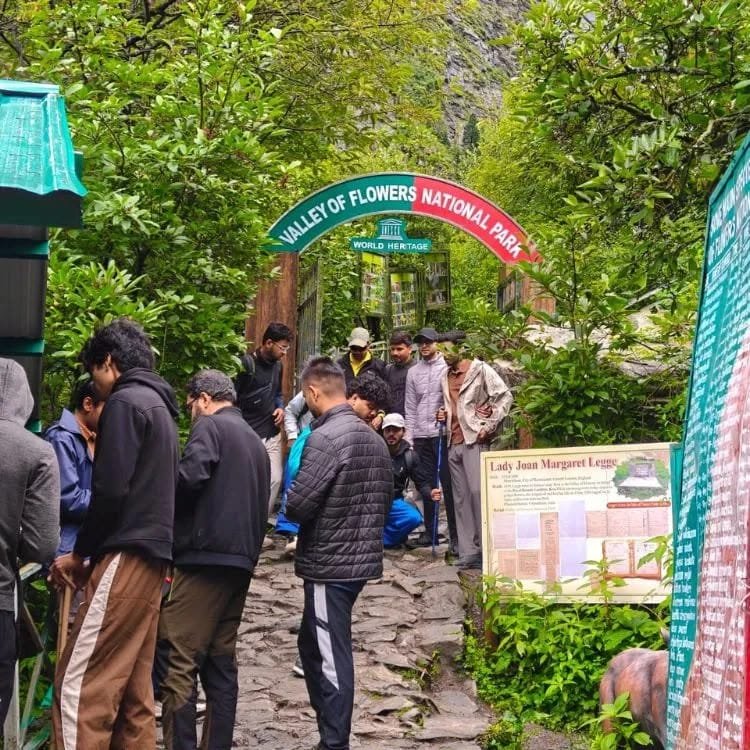 अगस्त-सितंबर में IRCTC करा रहा Valley of Flowers का 6 दिन का ट्रेक, फूलों की घाटी के साथ हेमकुंड साहिब भी घूमने का मौका