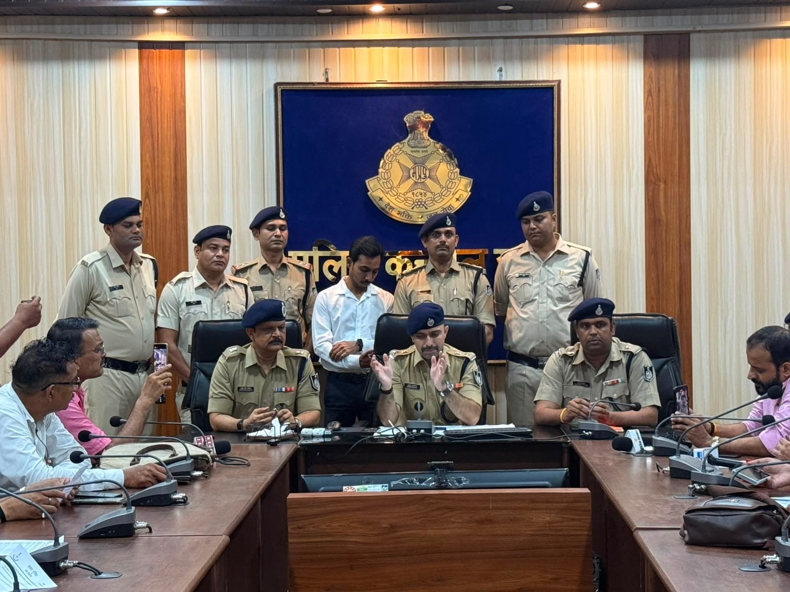सागर में ऑनलाइन सट्टेबाजी गिरोह का भंडाफोड़, 2.69 करोड़ कैश और 30 लाख का सोना बरामद