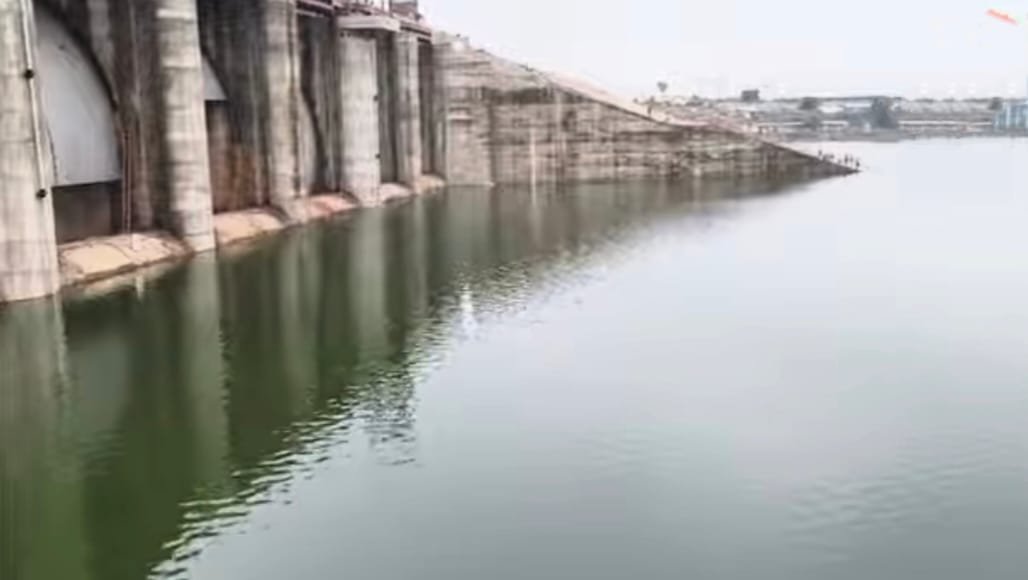 सागर में बारिश के बाद लबालब हुआ उल्दन बांध, प्राकृतिक नजारा देखने उमड़ी भीड़