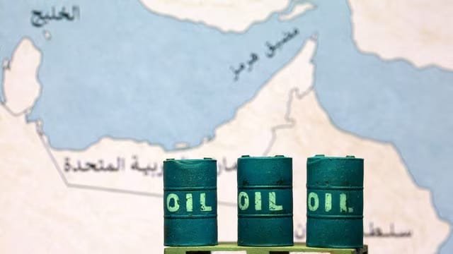 US-Iran War: तेल सप्लाई के लिए अमेरिका का गुप्त ऑपरेशन, Hormuz में बढ़ी हलचल