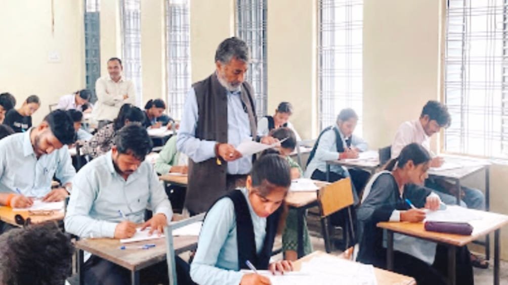 सागर: रानी अवंतीबाई लोधी विश्वविद्यालय के कुलगुरू ने किया एमए परीक्षा का निरीक्षण