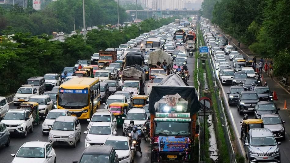 दिल्ली-NCR में मालवाहक गाड़ियों पर बड़ा फैसला, 2027 से पेट्रोल, डीजल और CNG वाहनों के नए रजिस्ट्रेशन पर रोक