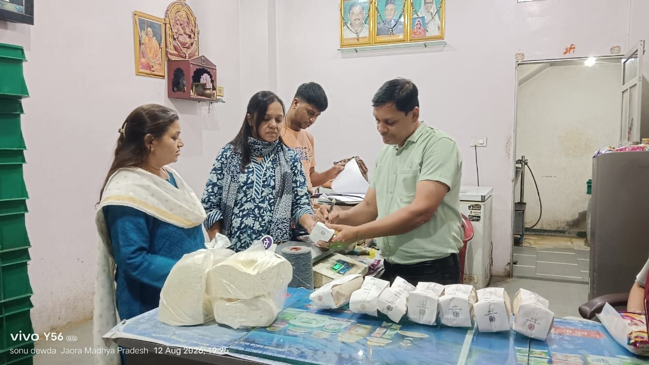 रतलाम में मिलावट के संदेह पर कार्रवाई, जावरा की दुकान से घी और कुकिंग मीडियम जब्त