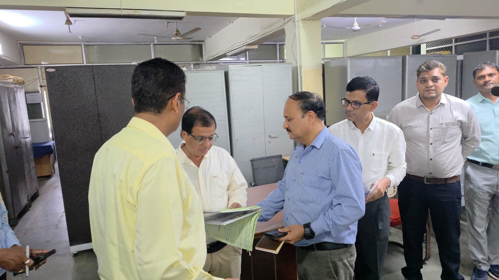 दमोह जिला अस्पताल में कलेक्टर का छापा, एक्सपायरी दवाइयां और बंद फ्रीजर मिले; दो कर्मचारियों के निलंबन के निर्देश
