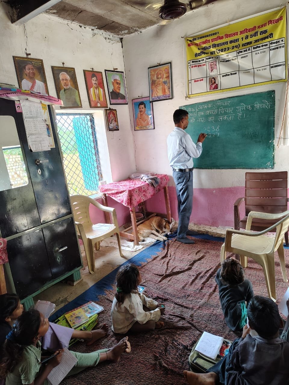 पोहरी के स्कूल में बच्चों के बीच नजर आए आवारा कुत्ते, शिक्षा व्यवस्था के साथ सुरक्षा पर भी उठे सवाल