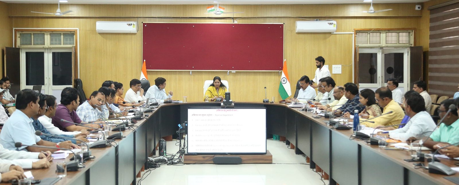 सागर में राजस्व अधिकारियों की समीक्षा बैठक, कलेक्टर प्रतिभा पाल ने लंबित मामलों के समयबद्ध निराकरण के दिए निर्देश