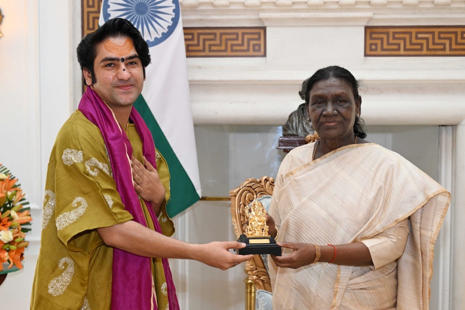 बागेश्वर महाराज ने राष्ट्रपति द्रौपदी मुर्मू से की सौजन्य भेंट, कन्या विवाह महोत्सव का दिया निमंत्रण