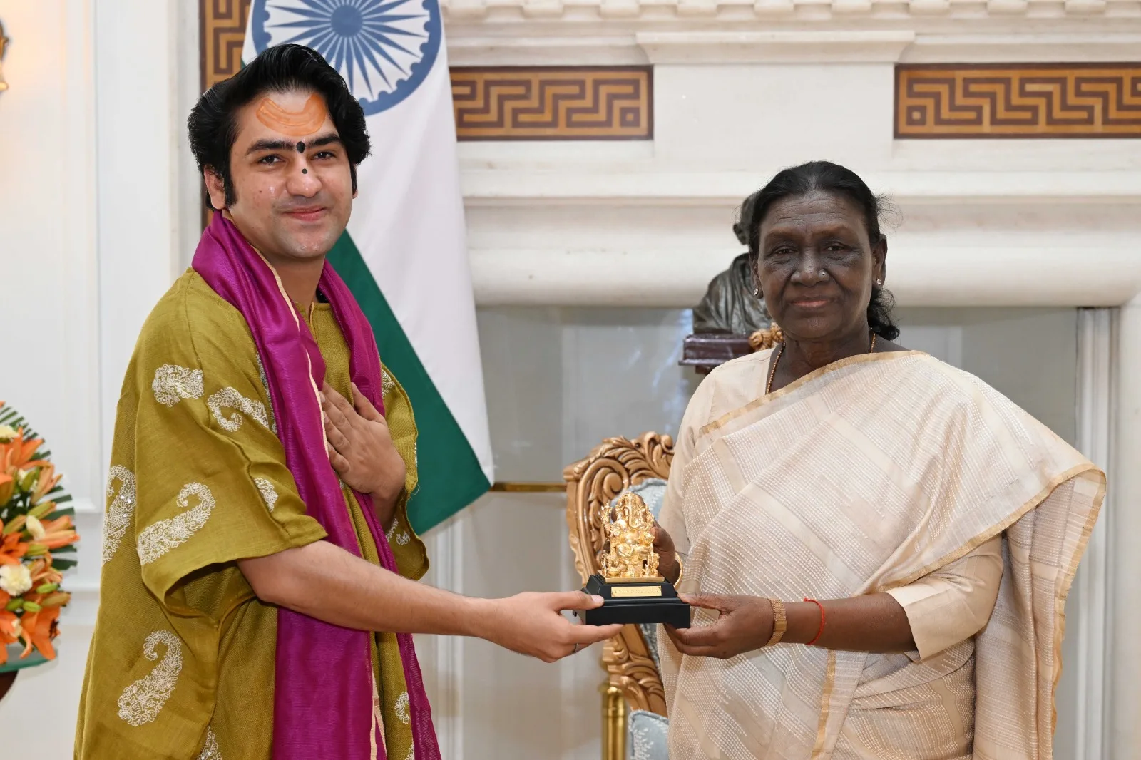 बागेश्वर महाराज ने राष्ट्रपति द्रौपदी मुर्मू से की सौजन्य भेंट, कन्या विवाह महोत्सव का दिया निमंत्रण