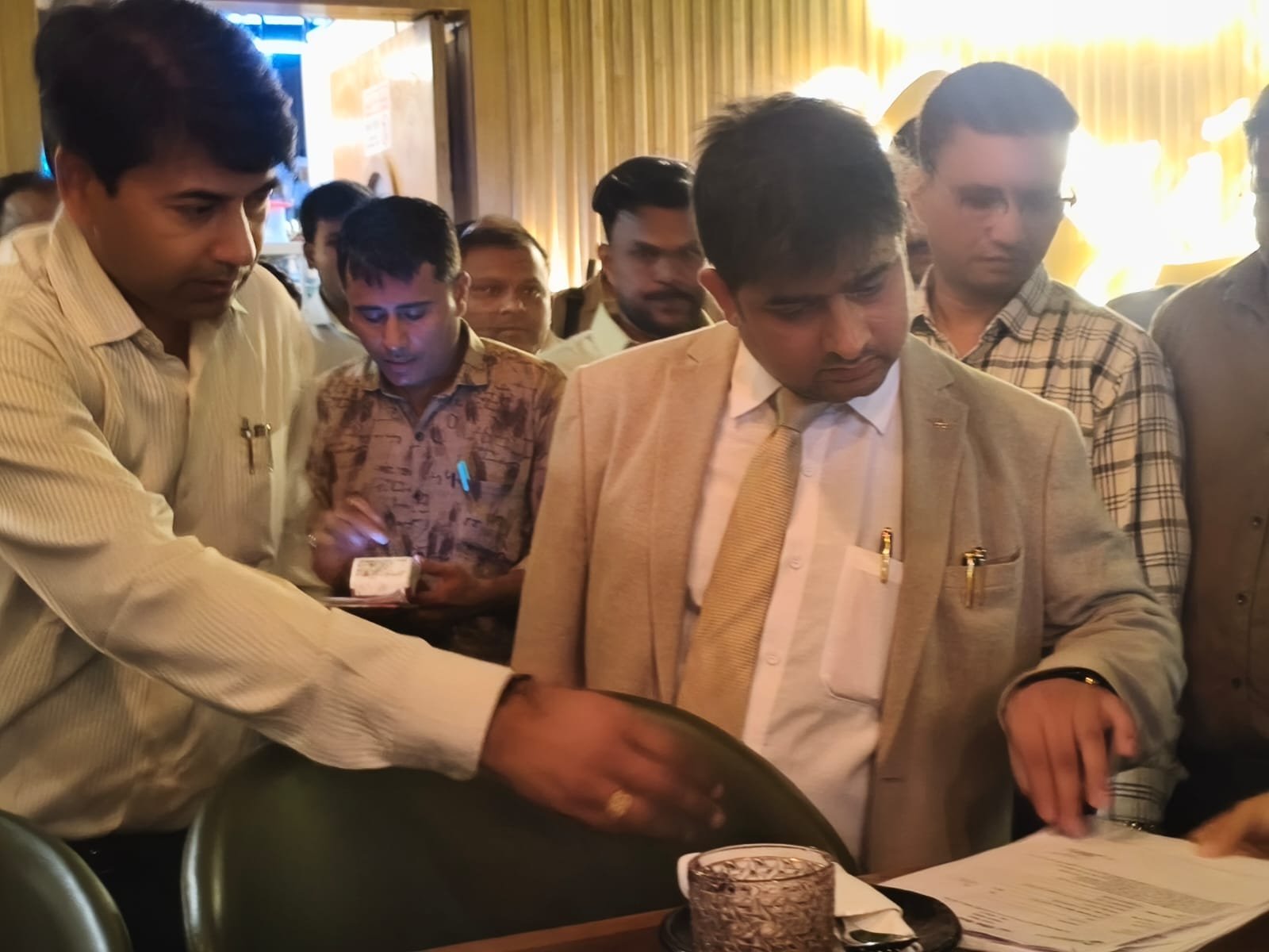 भोपाल में चलित म्युनिसिपल कोर्ट की कार्रवाई, बार-रेस्टोरेंट में मिलीं एक्सपायरी ड्रिंक्स