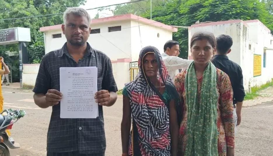 चुनावी रंजिश में झूठी शिकायतों का आरोप, सरपंच और पति समेत अन्य पर कार्रवाई की मांग