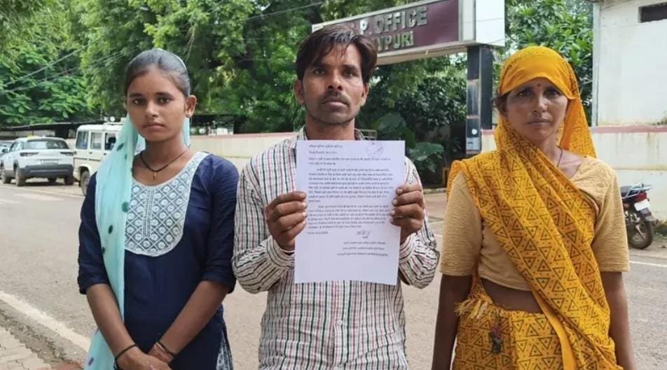 पानी लेने गई बेटियों पर करंट दौड़ाने का आरोप, एक युवती का हाथ झुलसा; इलाज का खर्च भी नहीं देने की शिकायत