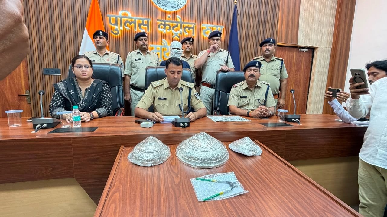 मुरैना के जैन मंदिर में चांदी के छत्र की चोरी का खुलासा, आगरा से शातिर आरोपी गिरफ्तार; 2.50 लाख का माल बरामद