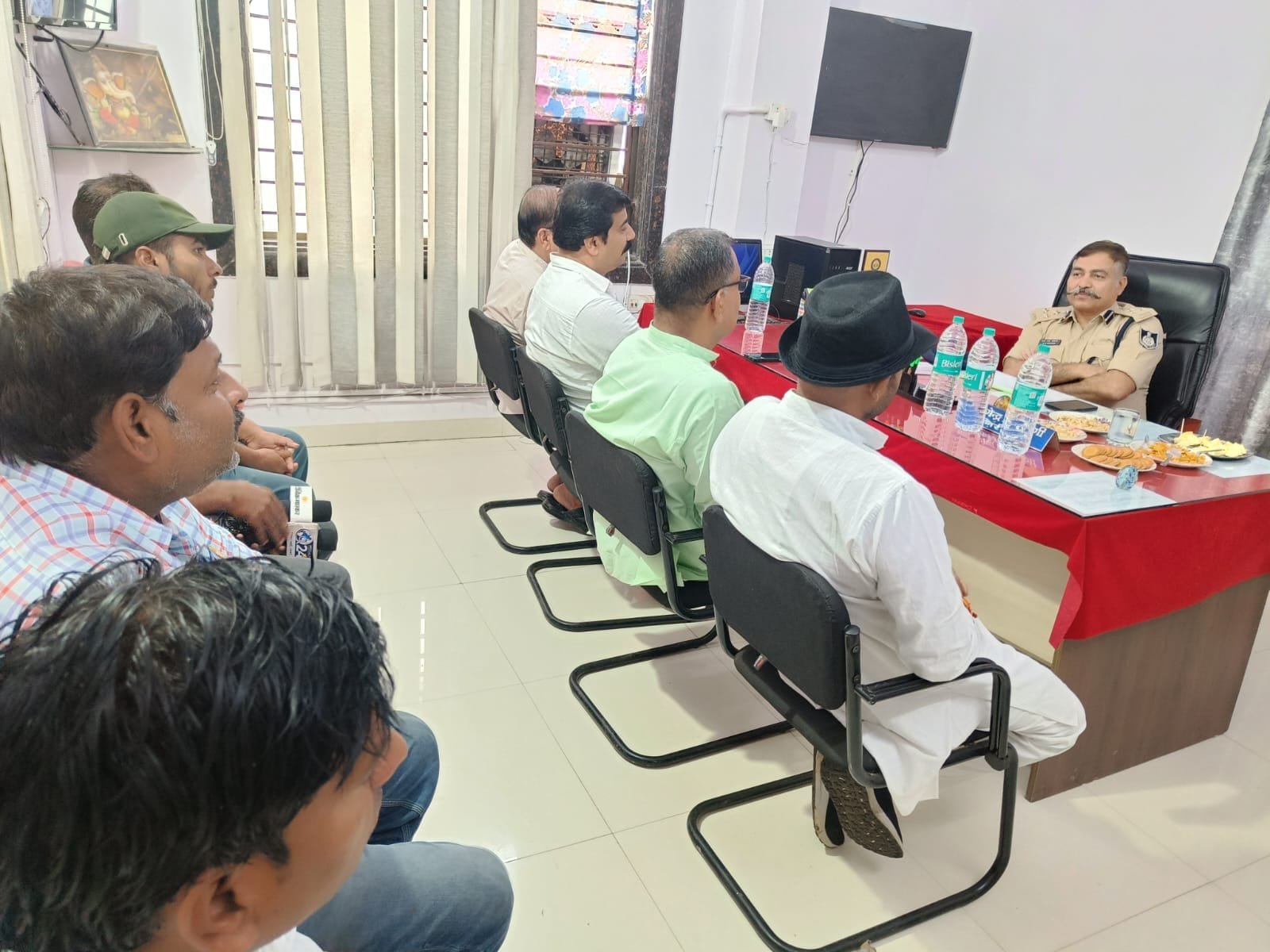 खुरई की कानून-व्यवस्था पर जनप्रतिनिधियों और पत्रकारों से संवाद, पुलिस चौकियों में बल बढ़ाने की मांग