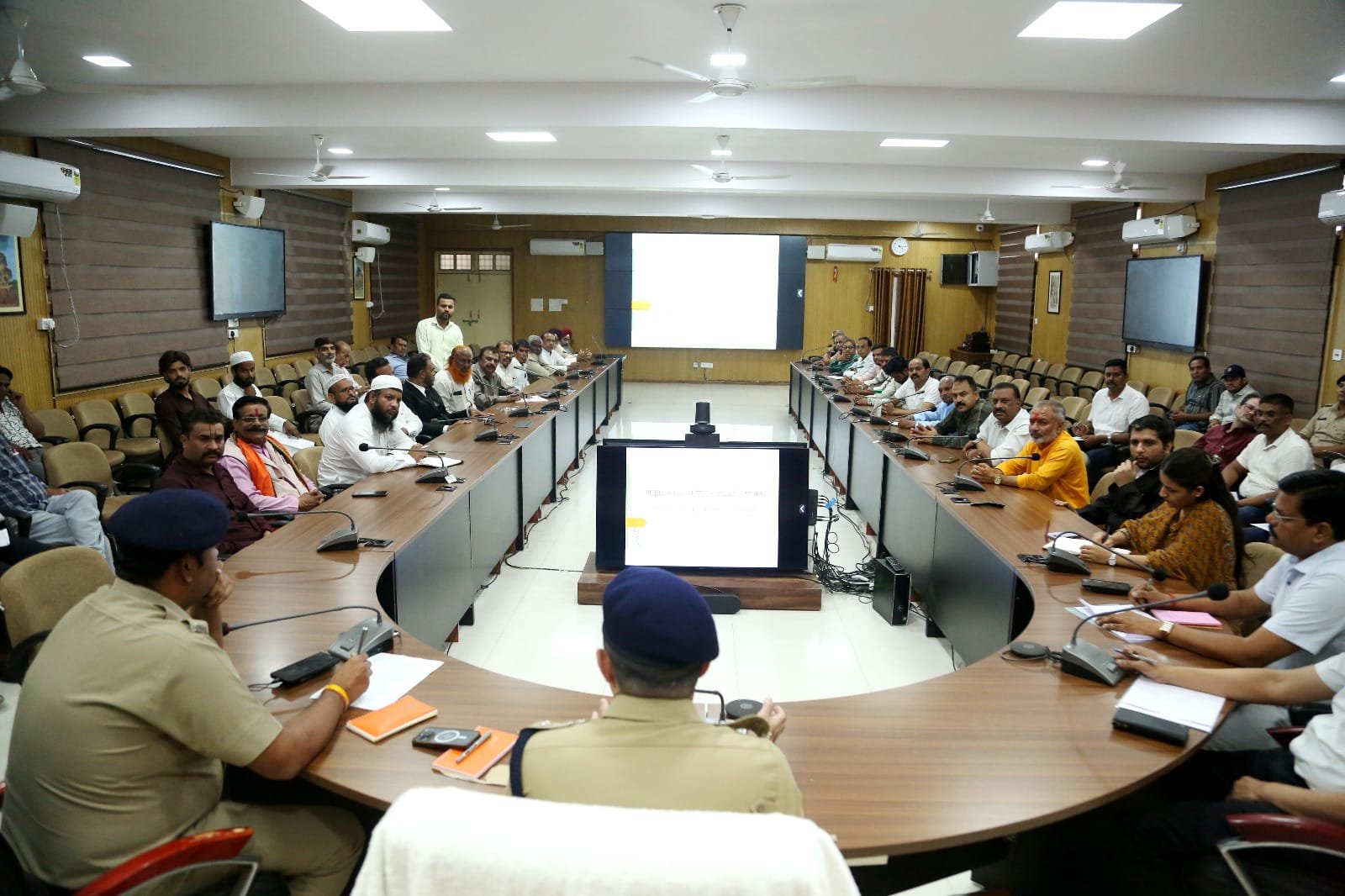 सागर में त्योहारों को लेकर शांति समिति की बैठक, जुलूस के नए मार्ग और हथियार प्रदर्शन पर रोक