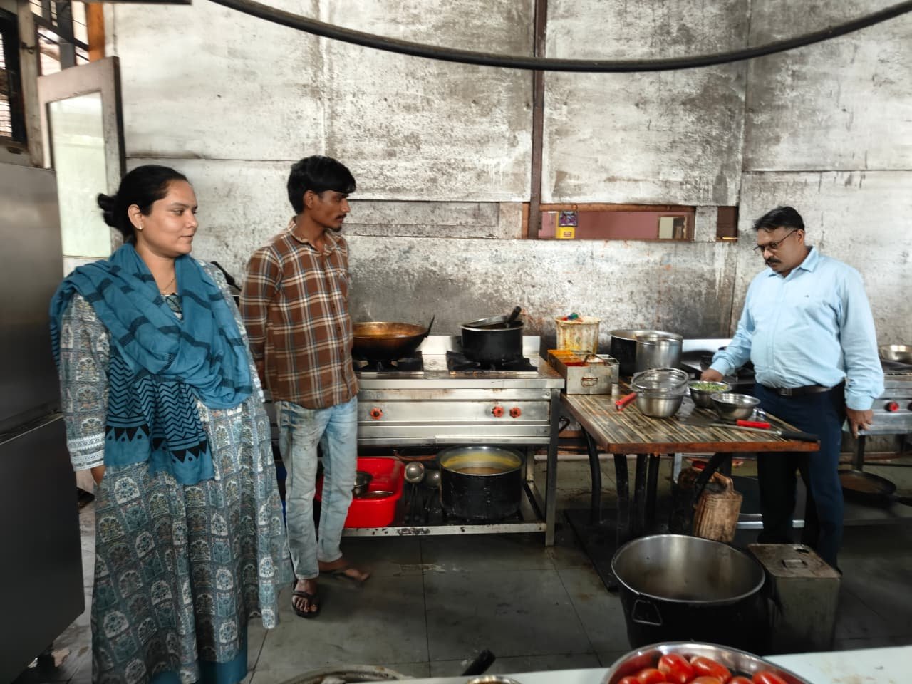 देवास में त्योहारों से पहले खाद्य प्रतिष्ठानों की जांच, 19 नमूने लिए गए; संस्थानों को नोटिस