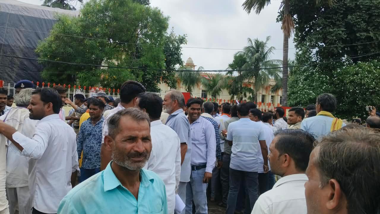 टीकमगढ़ में CM से मुलाकात नहीं होने का आरोप, दो युवकों ने उठाया आत्मघाती कदम; एक ICU में भर्ती