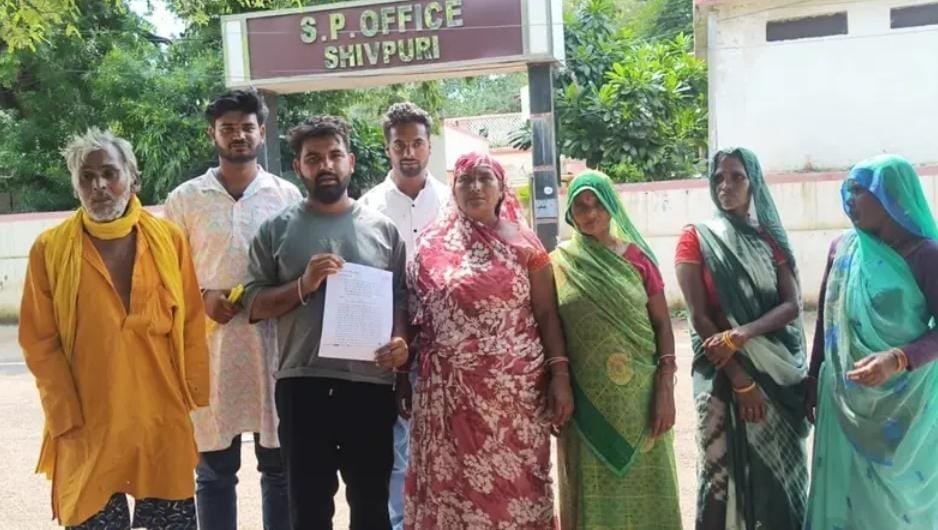 राशन की शिकायत पर विवाद, युवक ने सरपंच समेत पांच पर मारपीट और चेन छीनने का लगाया आरोप