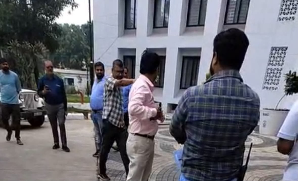 भोपाल नगर निगम में अफसरों के बीच तीखी नोकझोंक, AHO ने सीनियर को दी खुली धमकी