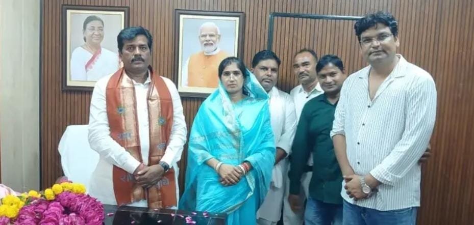 पोहरी नगर पंचायत अध्यक्ष ने सांसद भारत सिंह कुशवाह से की सौजन्य भेंट, विकास कार्यों को लेकर हुई चर्चा