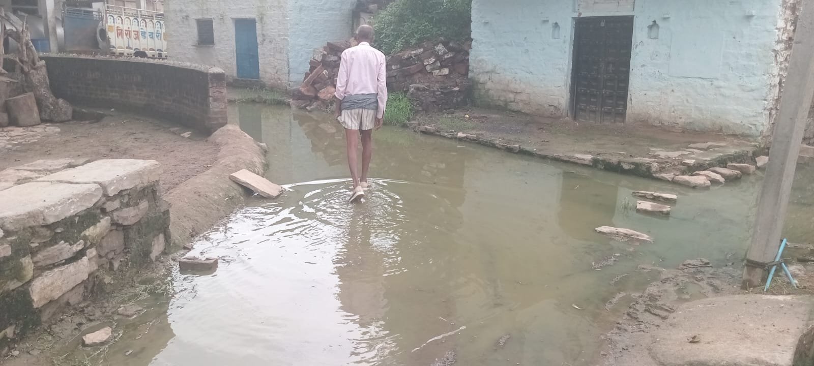 सेवढ़ा के मंगरोल में जल निकासी बाधित, घरों में भर रहा बारिश का पानी; स्कूली बच्चे और ग्रामीण परेशान