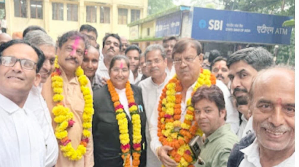 सागर जिला अधिवक्ता संघ चुनाव में डॉ. अंकलेश्वर दुबे अध्यक्ष निर्वाचित, जितेन्द्र राठौर सचिव और आरती जैन बनीं कोषाध्यक्ष
