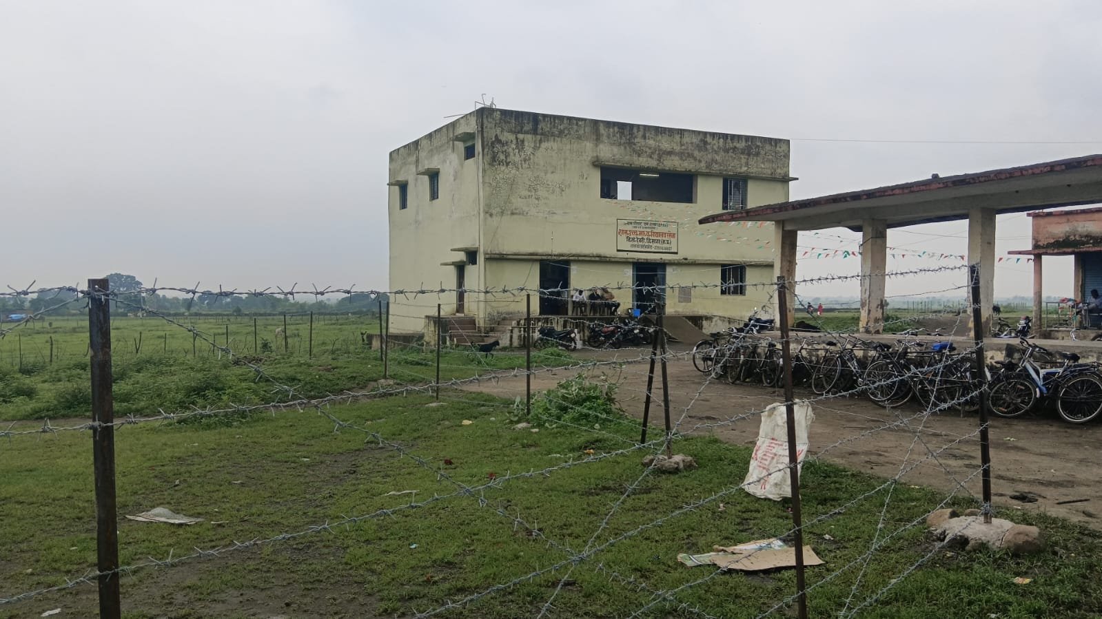 स्कूल की नई बिल्डिंग और पानी को तरसे छात्र, सड़क पर उतरे सैकड़ों बच्चे, रसेना में चक्काजाम से मचा हड़कंप