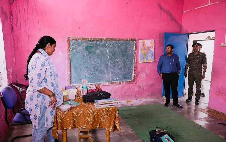 कलेक्टर अर्पित वर्मा के औचक निरीक्षण से मचा हड़कंप, मिड-डे मील में गड़बड़ी मिलने पर स्व-सहायता समूह पर कार्रवाई