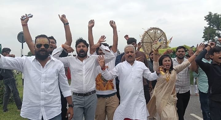 कमलेश राय के नेतृत्व में 300 महिलाओं ने कांवड़ यात्रा में लिया हिस्सा, जयकारों से गूंजा मार्ग