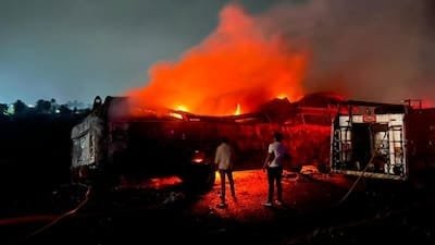धार में देर रात चलती बस में लगी भीषण आग, खिड़कियां तोड़कर बाहर कूदे यात्री