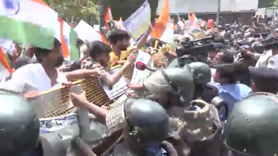 पटना में छात्रों का हल्लाबोल, बैरिकेड तोड़ CM आवास की ओर बढ़े प्रदर्शनकारी