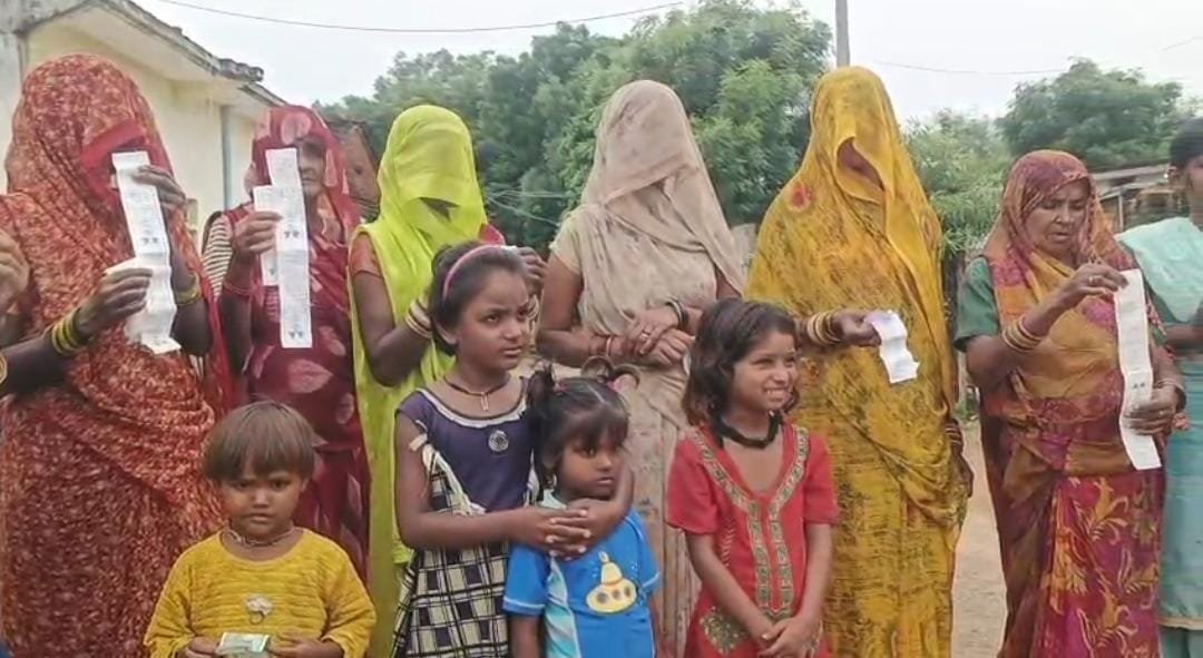 टीकमगढ़: पांच महीने से राशन की पर्ची लेकर भटक रहे हितग्राही, सेल्समैन पर टालमटोल और धमकाने के आरोप