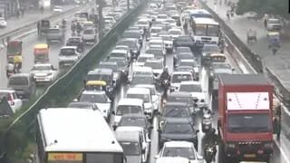 दिल्ली NCR में बारिश का कहर: गुरुग्राम में NH 48 पर लगा लंबा जाम, जलभराव से थमी रफ्तार