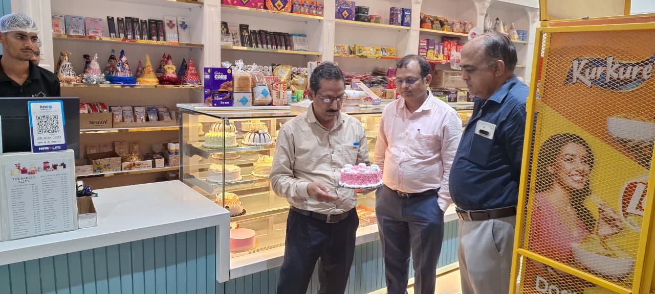 सागर में खाद्य सुरक्षा विभाग की कार्रवाई, मिठाई और बेकरी उत्पादों के नमूने लिए