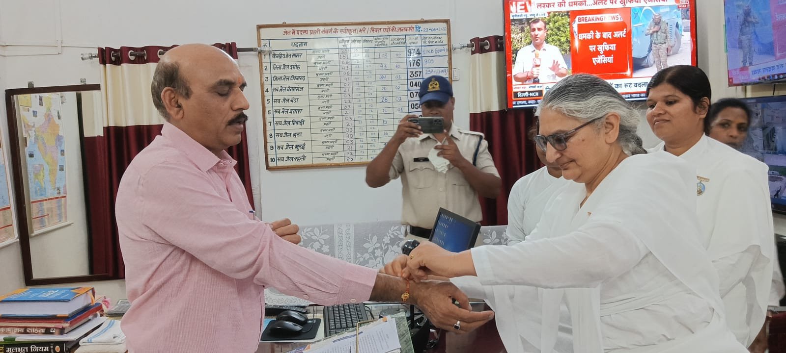 सागर केंद्रीय जेल में 900 से अधिक बंदियों को बांधा गया परमात्म रक्षासूत्र, सकारात्मक जीवन का दिलाया संकल्प