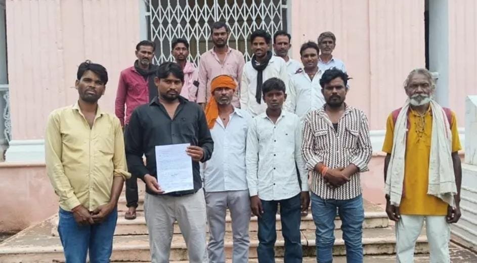 बच्चों से बाथरूम साफ कराने का आरोप, स्कूल में पढ़ाई के बजाय काम कराने की शिकायत, ग्रामीणों ने कलेक्टर से की शिक्षक हटाने की मांग
